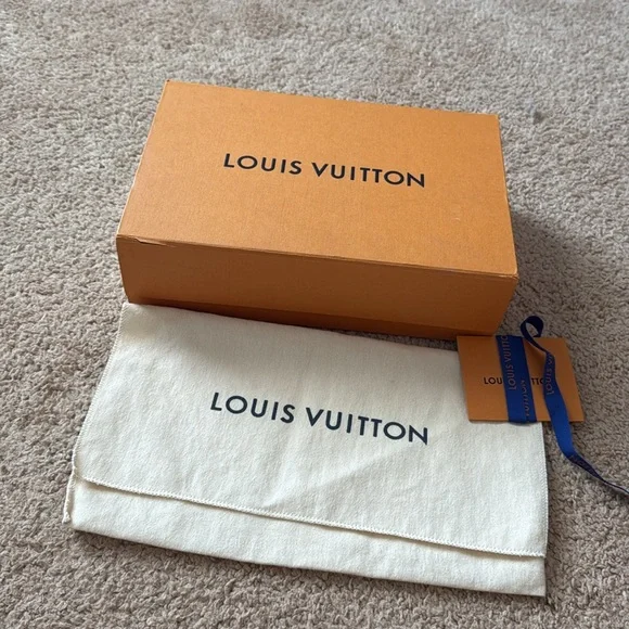 Louis Vuitton Orange Gift Box with Cream Pouch - Picture 2 of 15